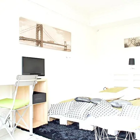 Studio In Golfe Juan With Wonderful Mountain View And Balcony 700 M From The Beach Apartamento