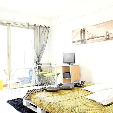 Studio In Golfe Juan With Wonderful Mountain View And Balcony 700 M From The Beach Apartamento Vallauris