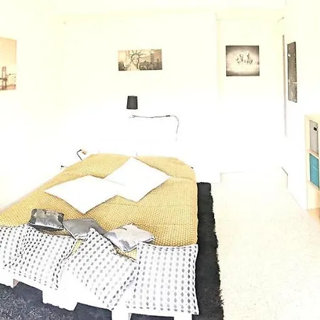 Studio In Golfe Juan With Wonderful Mountain View And Balcony 700 M From The Beach Apartamento Vallauris